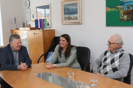 IVO LAH MATEMATIK ZNAMKA OB 130 LETNICI ROJSTVA in obisk Simona Kustec in prof. Pisanski 02 FOTO LJUBO VUKELIČ